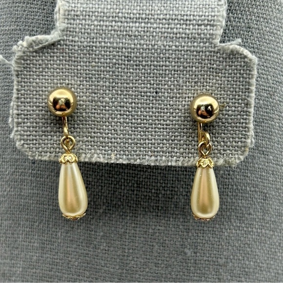 Sarah Coventry Cream Faux Pearl Clip On Dangle Earrings Gold Tone - Picture 1 of 4